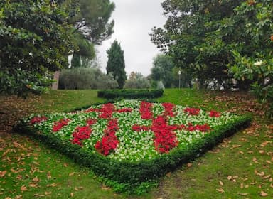 Go to Grand gardens of Mossèn Cinto Verdaguer.