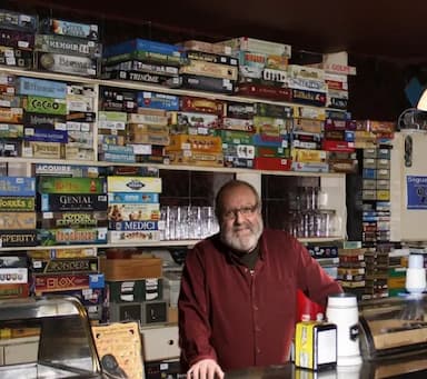 A game Quest at Queimada Nivel Q board game bar.
